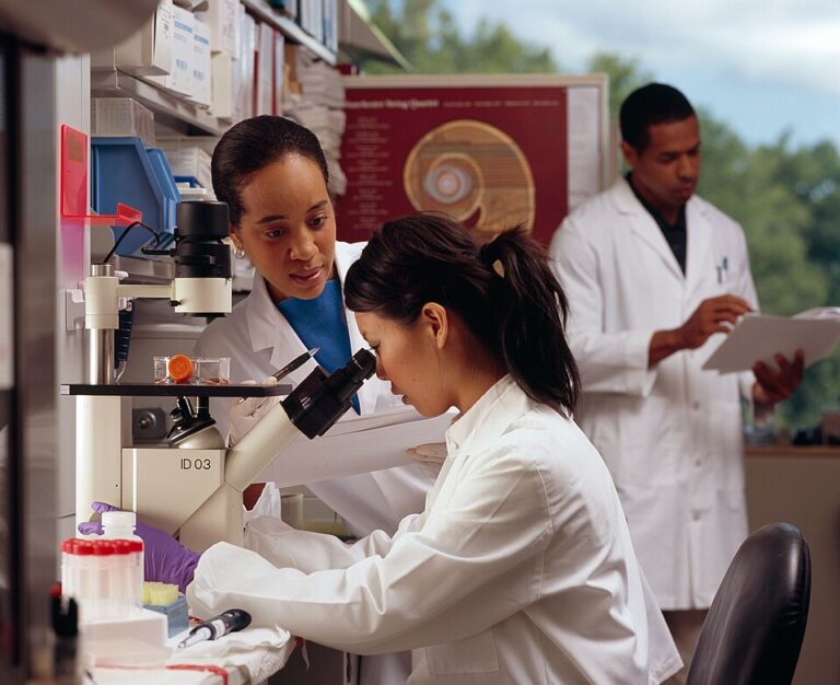 searchers_in_laboratory